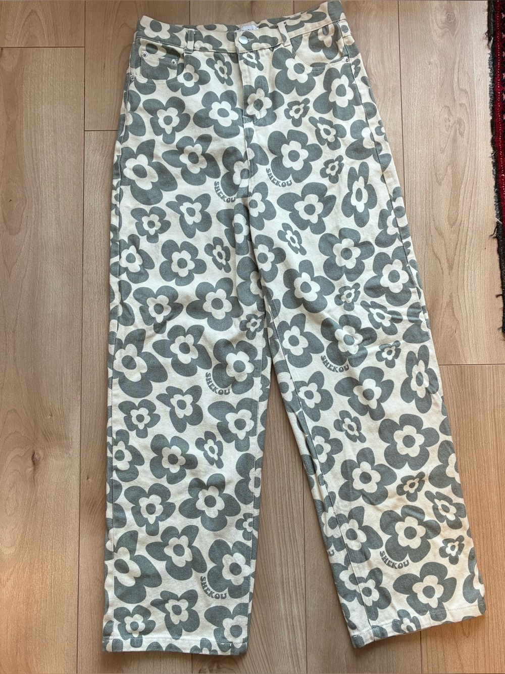 Floral Pattern Straight-Leg Pants in Gray & Cream